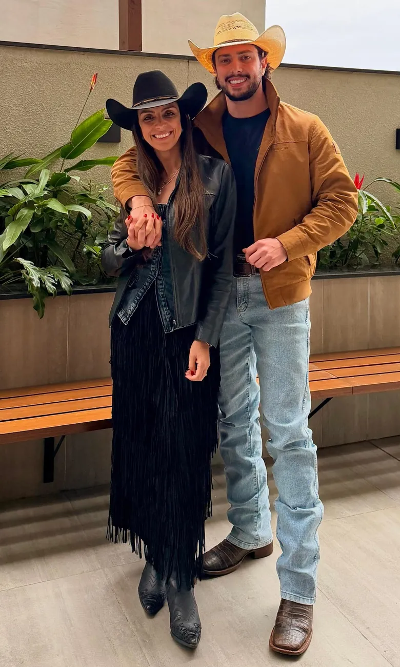 Lara e Gustavo, de chapéu, abraçados